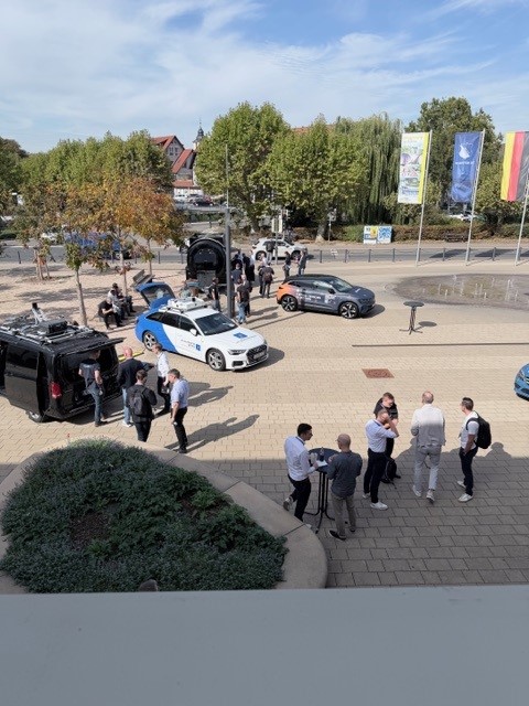 Fahrzeugausstellung im Außenbereich des Automotive Technology Show 2026